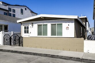 121 25th St in Newport Beach, CA - Building Photo - Building Photo