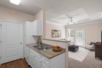 Creekside Apartment Homes in Overland Park, KS - Building Photo - Building Photo