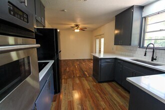 1304 Woodlawn St in Lockhart, TX - Building Photo - Building Photo