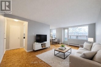 815 Kennedy Rd in Toronto, ON - Building Photo - Building Photo