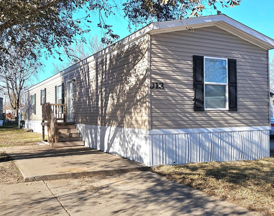 2320 E MacArthur Rd in Wichita, KS - Building Photo