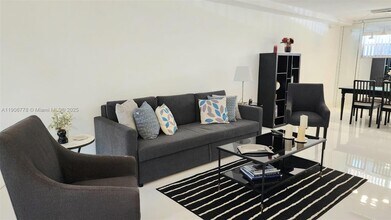 8930 S Hollybrook Blvd in Pembroke Pines, FL - Building Photo - Building Photo