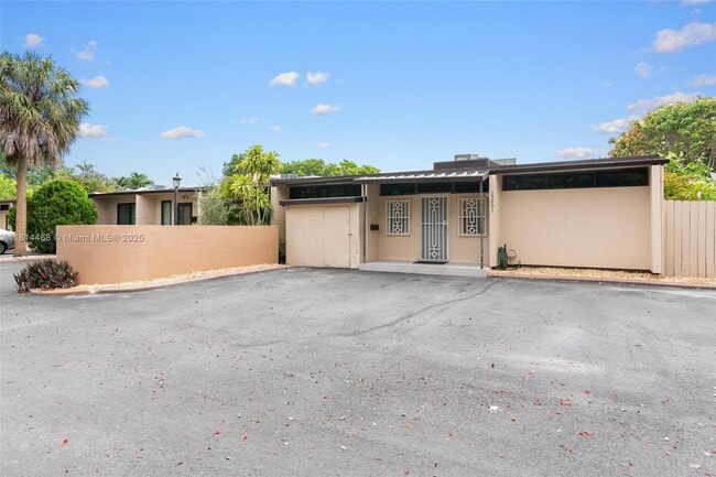 15007 Coconut Ct in Miami Lakes, FL - Building Photo - Building Photo