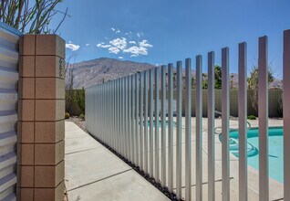 685 E Arenas Rd in Palm Springs, CA - Building Photo - Building Photo