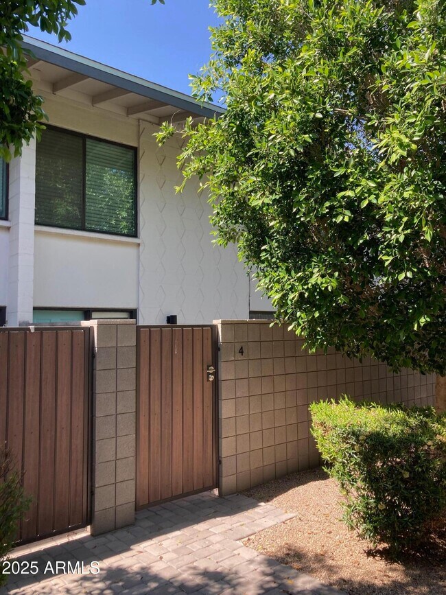 4220 E Almeria Rd in Phoenix, AZ - Foto de edificio - Building Photo