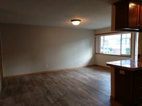 9727 SE 33rd Ave, Unit 1 in Milwaukie, OR - Foto de edificio - Building Photo