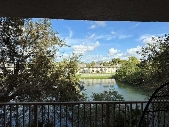 15221 SW 80th St in Miami, FL - Foto de edificio - Building Photo