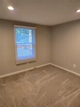 9695 N Pond Cir in Roswell, GA - Foto de edificio - Building Photo
