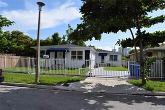 785 SW 21st Rd-Unit -2 in Miami, FL - Foto de edificio - Building Photo