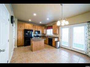 12518 Maitland Rd in Riverton, UT - Foto de edificio - Building Photo