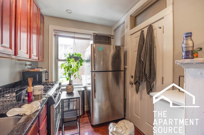 544 W Surf St, Unit 1E in Chicago, IL - Building Photo - Building Photo