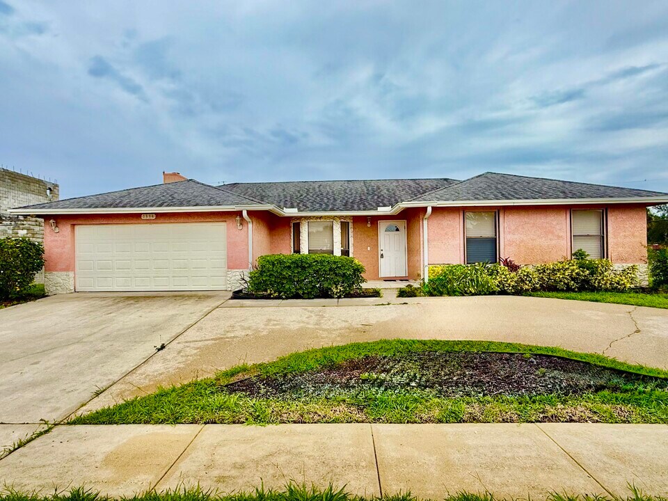 1334 N Mangonia Dr in West Palm Beach, FL - Building Photo