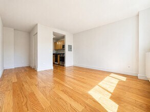 323 W 96th St, Unit 612 in New York, NY - Foto de edificio - Building Photo