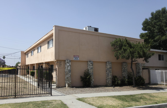 265-271 W Jackson St in Rialto, CA - Foto de edificio - Building Photo