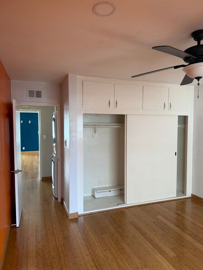 1227 E 1st St, Unit 2F in Long Beach, CA - Building Photo - Building Photo