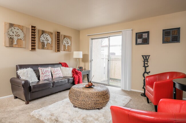 Cedar Trace in Maryland Heights, MO - Building Photo - Interior Photo