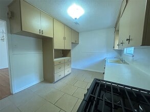 7738 Dixie Dr in Houston, TX - Foto de edificio - Building Photo