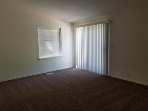 323 Prospect St in Oak View, CA - Building Photo - Building Photo