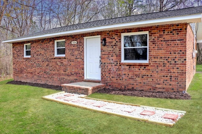 504 Tulip Tree Dr in Hillsborough, NC - Building Photo - Building Photo