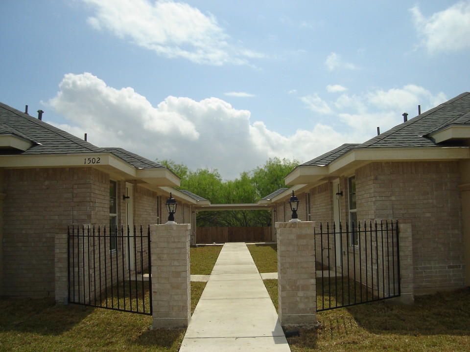 1404-1504 Quail Ln in Pharr, TX - Foto de edificio