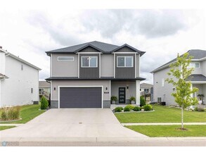 1058 Ashley Dr W in West Fargo, ND - Building Photo - Building Photo
