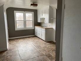 556 16th St, Unit 3 in Niagara Falls, NY - Building Photo