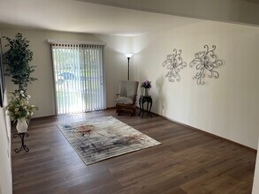 6850 W Kathleen Ct in Franklin, WI - Foto de edificio - Building Photo