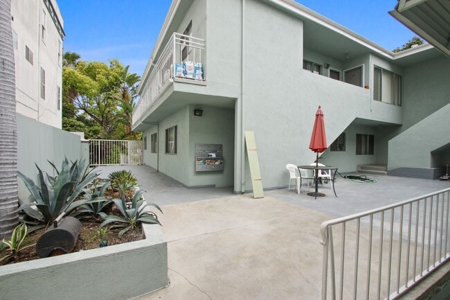 744 S.Windsor Blvd. - just south of Wilshire Blvd., Unit 05 in Los Angeles, CA - Foto de edificio - Building Photo