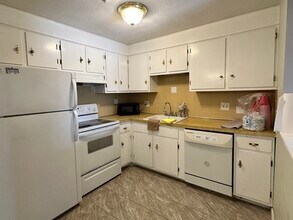 10 Williamsburg Ct in Shrewsbury, MA - Building Photo - Building Photo