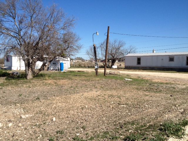 1686 Fort Clark Rd in Uvalde, TX - Foto de edificio