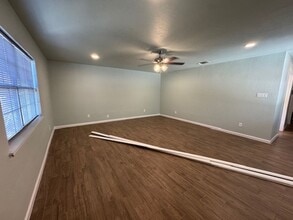 1067 Rayburn Dr in San Antonio, TX - Building Photo - Building Photo