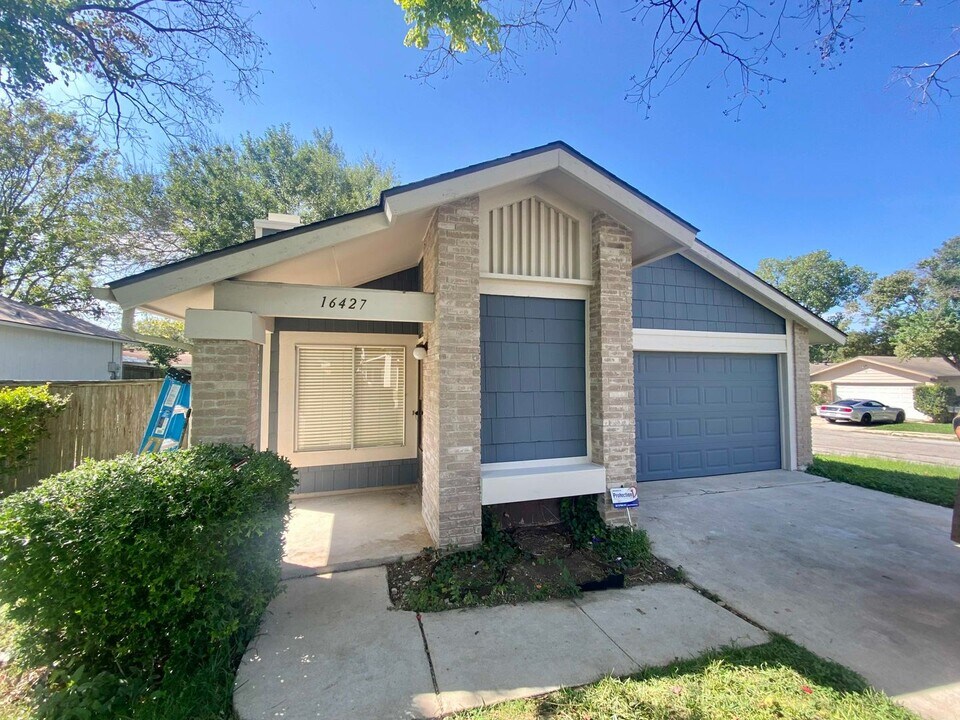 16427 Oak Rock St in San Antonio, TX - Building Photo