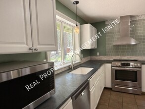 18633 River Woods Dr in Bend, OR - Building Photo - Building Photo