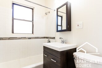 730 W Roscoe St, Unit 2W in Chicago, IL - Foto de edificio - Building Photo