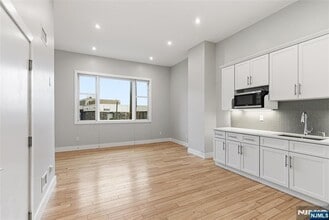 12 Dempsey Ave in Edgewater, NJ - Building Photo - Building Photo