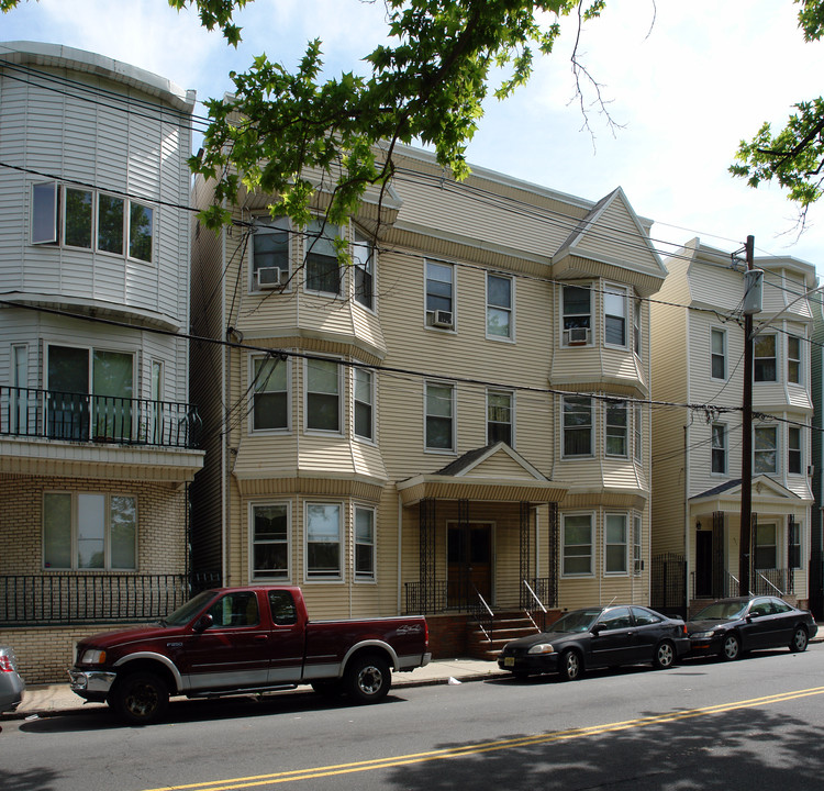 323-325 Walnut St in Newark, NJ - Building Photo