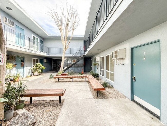 5611 Fulcher Ave, Unit 5 in Los Angeles, CA - Building Photo - Building Photo