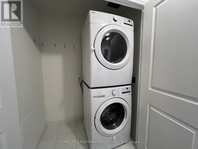 3260 Sheppard Ave E in Toronto, ON - Building Photo - Building Photo