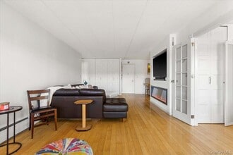 1085 Warburton Ave in Yonkers, NY - Foto de edificio - Building Photo