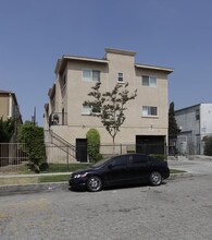 7327 Bakman Ave in Sun Valley, CA - Building Photo - Building Photo