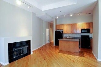 208 W Washington St in Chicago, IL - Building Photo - Building Photo