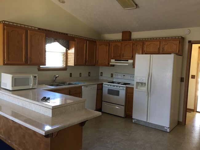 512 W Hoewisher Rd in Sidney, OH - Foto de edificio - Building Photo