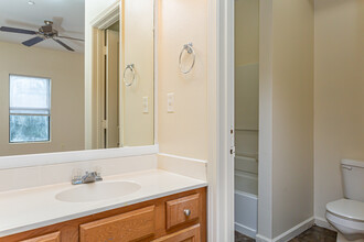 College Park Apartments - 4 Bedroom only! in Baton Rouge, LA - Foto de edificio - Interior Photo