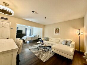 214 Chartres St in New Orleans, LA - Building Photo - Building Photo