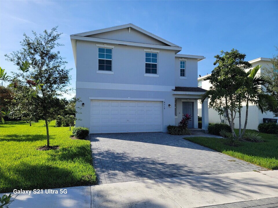 4518 Dow Ln in Lake Worth Beach, FL - Building Photo