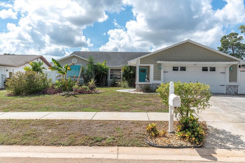10105 Briar Cir in Hudson, FL - Building Photo