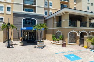 Broadway Promenade in Sarasota, FL - Foto de edificio - Building Photo