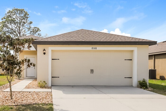 8308 Silverbell Loop in Brooksville, FL - Building Photo