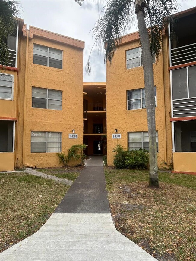 4304 NW 9th Ave in Deerfield Beach, FL - Foto de edificio - Building Photo