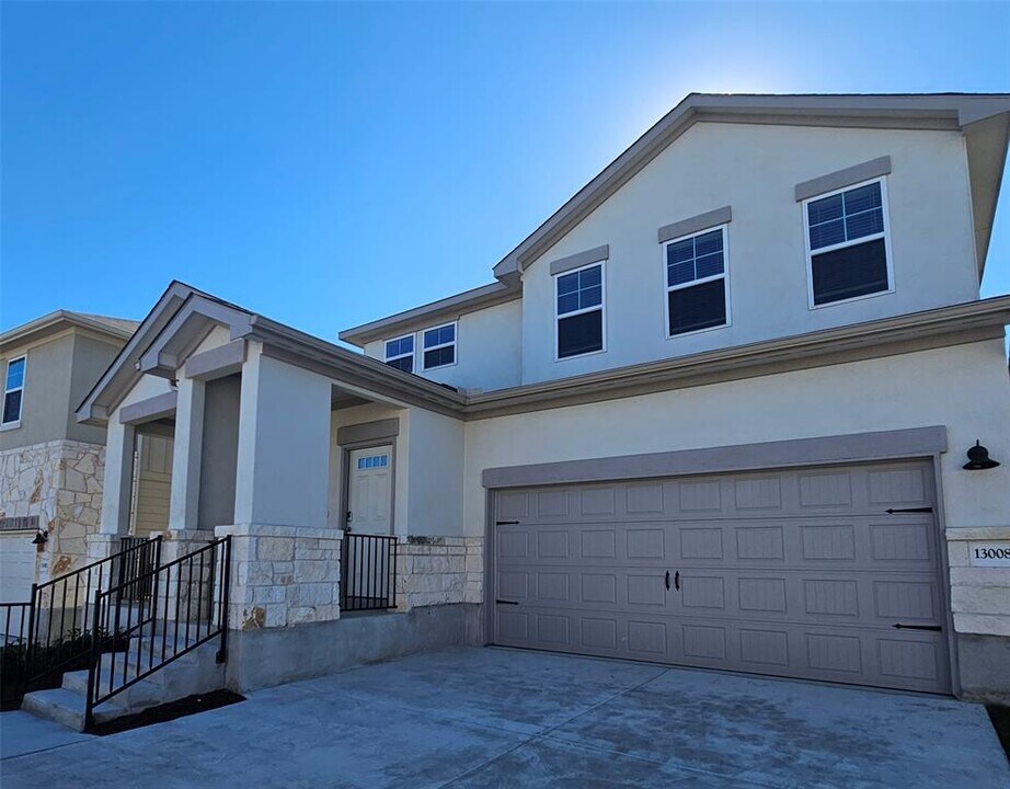 13008 Hatsy Wy in Mustang Ridge, TX - Building Photo